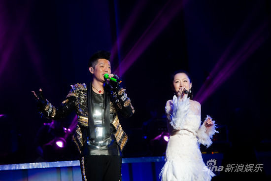 凤凰传奇深圳个唱落幕 歌迷大合唱神曲