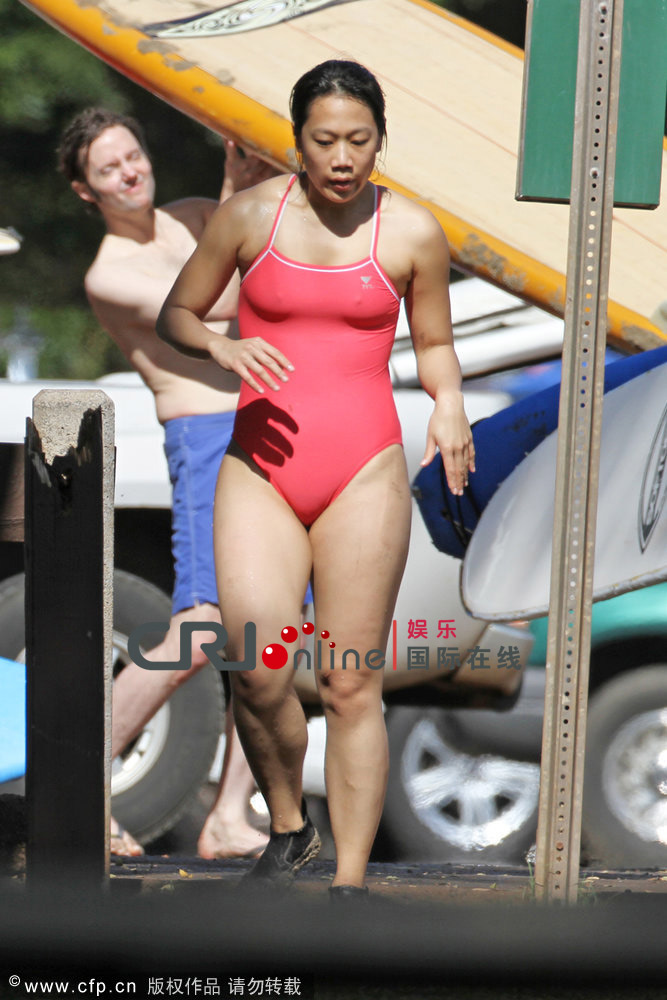 <em>Facebook创始人</em>扎克伯格似大叔 妻子连体泳衣