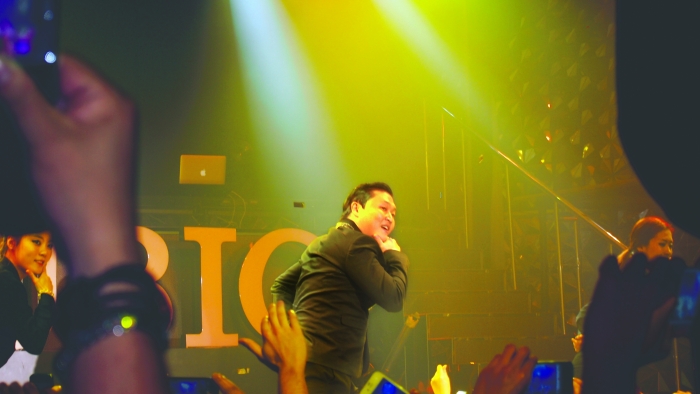 鸟叔以迅雷不及掩耳之势秒杀百万出场费