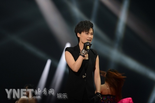 李宇春携乐队献唱江苏台春晚 串烧引爆全场