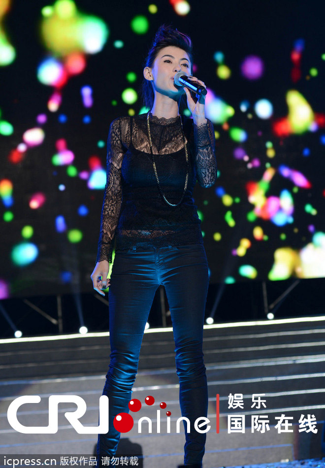 张柏芝蕾丝装亮相演唱会性感迷人 当众脱衣抛