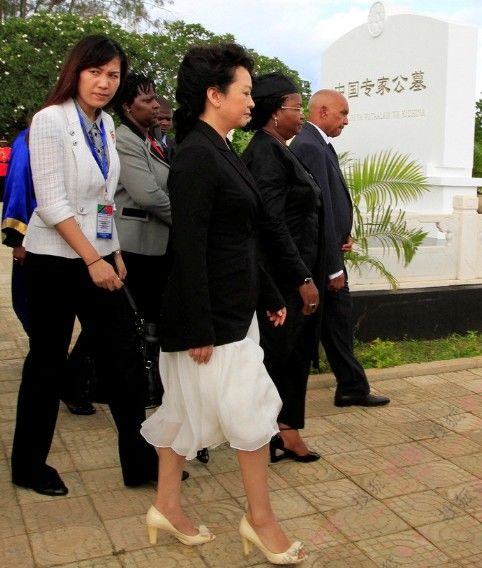 彭丽媛贴身保镖曝光 看美女保镖