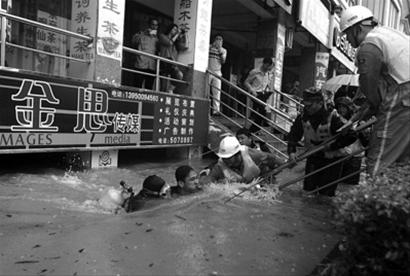 南方暴雨已致33死(图)