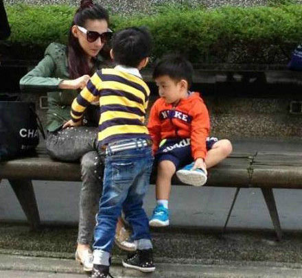 张柏芝带两爱子泳池戏水 Lucas调皮小Q乖巧