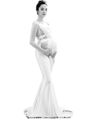 　　姚晨怀孕时拍了不少孕味十足的写真，图为她为《时尚芭莎》7月刊所拍摄的图片。