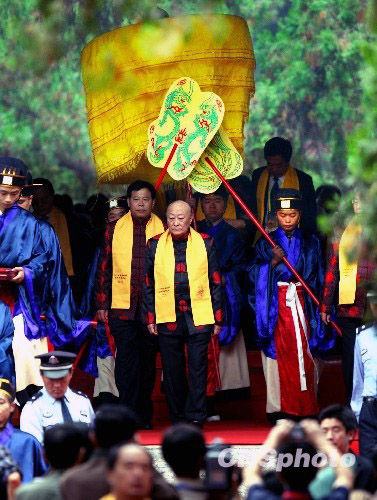 曲阜举行《孔子世家谱》颁谱大典