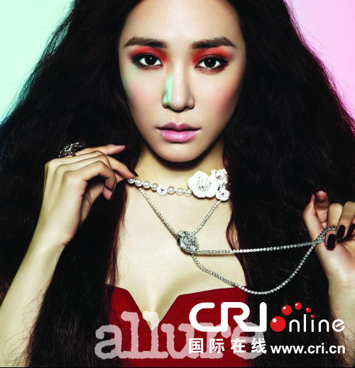 <em>少女时代</em>Tiffany拍美妆写真 艳丽<em>红色</em>眼妆倍显