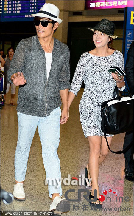 李秉宪夫妇结束蜜月旅行 李敏贞挽老公扮小鸟