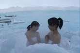 日本又出新东西了，竟然把旅馆搬到了冰雪世界里，人们可以在冰块雕成的旅馆房间里睡觉吃饭生活。现在，我们就跟随一对日本姐妹来体验一下在冰雪世界里泡温泉、品美食的惬意生活。