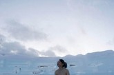 日本姐妹花在冰雪世界里泡温泉。
