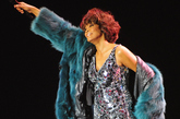 Whitney Houston（惠特尼-休斯顿）在全世界有超过一亿八千万张专辑的销售纪录。专辑卖这么好，收入自然不菲，皮草大衣才能显示出Whitney Houston（惠特尼-休斯顿）的财力啊。
