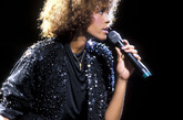 Whitney Houston（惠特尼-休斯顿）以强而有力的嗓音、一字多转音的感染力与宽广的音域为世人所熟知，并成为流行天后。所以她在演出时喜欢穿有金属光泽的衣服，不管是裙子还是上衣，似乎一有光泽，便会让她感受到自己在演唱时被光环包围的感觉。
