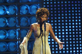 根据吉尼斯世界纪录，Whitney Houston（惠特尼-休斯顿）是获奖最多的女歌手(获奖415次，提名562次) 。每次获奖，Whitney Houston（惠特尼-休斯顿）自然也是要盛装出席，金色纱质长裙，包臀开叉裙以及V领长裙都是Whitney Houston（惠特尼-休斯顿）的爱物。

