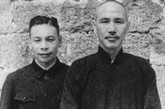 （左为蒋经国，右为蒋介石）在莫斯科留学时，蒋经国把邓小平看成“大哥”和“学长”。据说当邓小平与国民党右派同学谷正鼎和谷正纲等人辩论时，蒋经国往往站在邓小平的一边。

