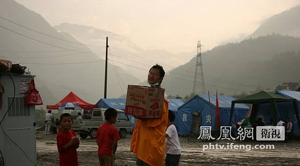 凤凰观察员何润锋：“疯”一样的男子