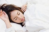 5. 睡眠环境

为了更好的睡眠，应该选择丝质或是棉质的被褥;将室内的温度最好保持20摄氏度左右;睡姿应选择仰卧或右侧卧。
