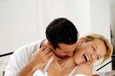 问题3：阴蒂太小了，这是否影响高潮

如果有人对你说：“你的鼻子小，这会影响你的嗅觉功能。”你听了一定会笑他傻。阴蒂也一样，大小对感受高潮的能力影响不大。阴蒂会在性兴奋以后充血肿胀，明显增大。很多女性需要通过刺激阴蒂才能到高潮，她们因此认为高潮只和阴蒂有关，实际上高潮到来时，子宫、阴道以及整个盆腔肌肉都会经历一系列有节奏的收缩，所以不用把注意力放在阴蒂上。

很多学者都认为，最大的性器官是大脑，这一点对于女性来说尤为重要。

