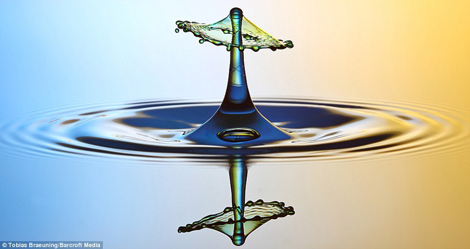 德国摄影师抓拍五彩墨滴入水图像[高清大图]