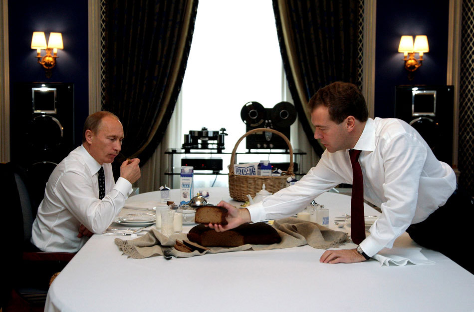 梅德韦杰夫与普京共进午餐 被指刻意“秀和谐”[高清大图]