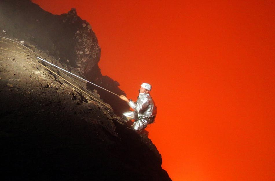 探险家深入活火山内部 炙热熔岩随时可喷涌[高