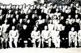 1954年5月28日， 习仲勋陪同毛泽东接见全国宣传工作会议代表。前排左起：徐特立、习仲勋、林伯渠、朱德、毛泽东、刘少奇、吴玉章、邓小平。 新华社发

