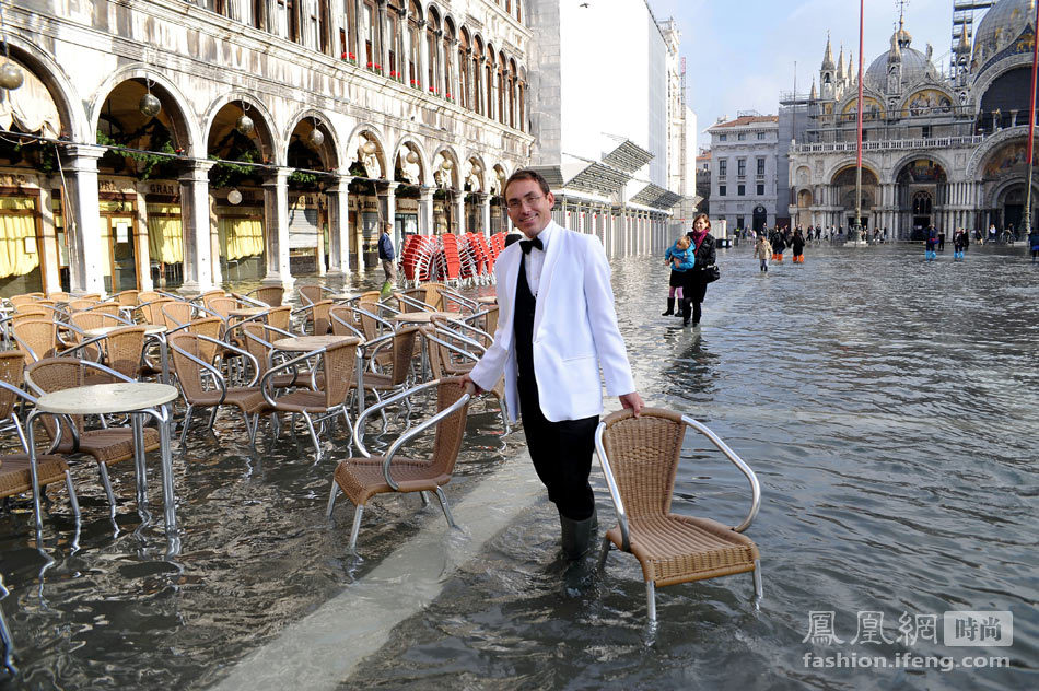 威尼斯再遭水淹 游客光顾“水上”咖啡馆(高清组图)
