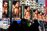 某国际名牌的香水广告挂满福州闹市，展示的广告内容让一些路人感到羞涩。