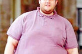 英国最胖大学生 曾因肥胖被飞机“拒载”

2006年12月，21岁的英国大学生科林·欧德体重高达260公斤，号称英国最胖大学生。他的腰围足有1.73米，因此所穿的衣服都必须特别定做。更糟糕的是，肥胖的身材导致科林在日常生活中经常遭遇各种困窘事件——科林从没有坐过飞机，因为他肥胖的身躯压根就无法坐进飞机上的座椅，以至于被所有航空公司“拒载”。

