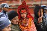 这名叫玛蒂娜（Matina Shakya）的5岁小女孩2010年8月被选为王室“处女神”库马里。作为每年露面仅13次的“时母”（印度教女神）的化身，库马里玛蒂娜日前一身红色装束，并配有金黄色装饰，受到人们的膜拜。库马里现身宗教仪式是尼泊尔一项吸引游客的旅游点。