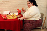 美国女子欲当世界最胖女性目标900斤

2011年7月，美国新泽西州43岁女子唐娜·辛普森享有吉尼斯世界纪录“世界最胖妈妈”头衔。2007年获得这一头衔时，她体重241千克。4年来，她坚持大吃特吃，增重76千克。辛普森的目标是，体重达到1000磅(453.6千克)、争当“世界最胖女性”。她从小体型偏胖，19岁认识第一任丈夫后，体重更是有了突飞猛进的增长。辛普森27岁时怀孕，那时她体重159千克。生下儿子德温后，第一段婚姻破裂，她以食物寄情。31岁时，她体重增至273千克。

