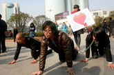 2012年2月8日，武汉，光谷雕塑广场上演一场行为艺术：三名男子被一位女子用狗链牵着爬行近百米。据组织者称，这一作品是为了表现对男权社会的反抗，呼吁男女平等。
