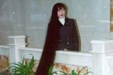 最长的头发 　　中国浦县谢秋萍，原荔浦县城百货公司女职员。头发又黑又亮，又长又美，1994年曾以3.869米长的秀发获吉尼斯世界长发纪录，1999年其秀发又长至5.085米，令人叹为观止。
