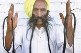 最长的胡子 　　六十多岁的印度村民古贾尔在印度西部城市阿姆德巴德展示自己3.75米长的胡子，老人说他从38岁起就再没剪过胡子，他已申请吉尼斯世界纪录。
