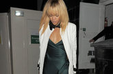 蕾哈娜(Rihanna)低胸礼服露美腿白色长风衣妙搭。