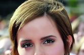 Emma Watson：绿色眼妆映衬的眼眸更加清澈，取主色调的绿色眼影，从外眼角处向内侧晕染，注意颜色的衔接。