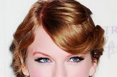 Taylor Swift：复古的高贵盘发使整个人看起来精神十足，浓密的睫毛妩媚迷人，娇艳欲滴的红唇让熟女气质跃然而出。 