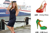 金发女模特一身八十年代复古海军制服装扮真是十分俏丽，印花凹凸皮面的红色鱼嘴高跟鞋更为她增添几分性感。