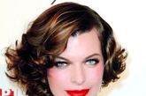 第1名 短发Milla Jovovich：艳丽的砖红色用在唇部很特别，蓬松的短卷发格外凸显气质。高光用刷子轻扫于眼头和鼻峰中央，让整体更加立体。