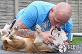 英国宠物狗骨头卡喉窒息主人人工吸呼救其命。2010年6月，英国斗牛犬史黛拉终于尝到了贪吃的代价。它在巡弋BBQ派对的“劫后”战场时，找到一根骨头。没料到可能啃得太急，骨头卡在咽喉上，让它当场窒息。而它的主人，一名军队里的前急救员，以深情的生命之吻，让他心爱的狗死而复生。