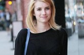 Emma Roberts的金发只是简单的侧分也足够时髦。
