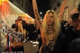 米兰时装周爆反时尚游行 抗议者举“时尚=法西斯”标语，情绪十分激动。