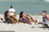N-Dubz的女主唱图丽莎(Tulisa Contostavlos)现身海滩度假，身着珠光亮片比基尼，34D好身材的她闪耀沙滩。