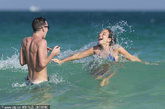 N-Dubz的女主唱图丽莎(Tulisa Contostavlos)现身海滩度假，身着珠光亮片比基尼，34D好身材的她闪耀沙滩。