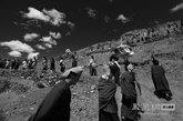 萨迦寺，座落于西藏自治区萨迦县奔波山上，是藏伟佛教萨迦派的主寺。1961年被国务院定为全国重点文物保护单位。（图片来源：凤凰网华人佛教  摄影：曹立君）
