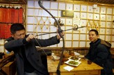 2010年1月5日，位于上海黄浦区的武侠主题餐厅风波庄，餐厅内的装修和菜式设计有着浓郁的武侠风格。正在用餐的客人把酒论剑。