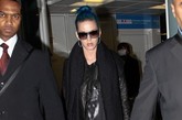 凯蒂·佩里(Katy Perry)一头蓝发亮相戴高乐机场，保镖护驾豪车接机，气势十足。