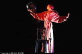Christian Louboutin 从嘻哈音乐和经典艺术品里汲取灵感，创作了四幕创意绝妙的独特歌舞，向观众展示他眼中千娇百媚的女性美。