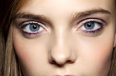　PETER SOM的另一种妆面，眼睑上画上紫色眼线，创造视觉上的“双眼皮”。着重下眼线处的眼影，和根根分明的上、下睫毛。