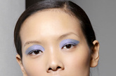 TODD LYNN的蓝紫眼妆系列，同样是以轻盈底妆搭配强势眼影，蓝紫色让我们感到了一丝冰凉酷感。