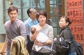 袁咏仪

这是袁咏仪产后和张智霖外出购物被街拍的素颜照。很多媒体说都快认不出袁咏仪了，与中年街妇无异。

